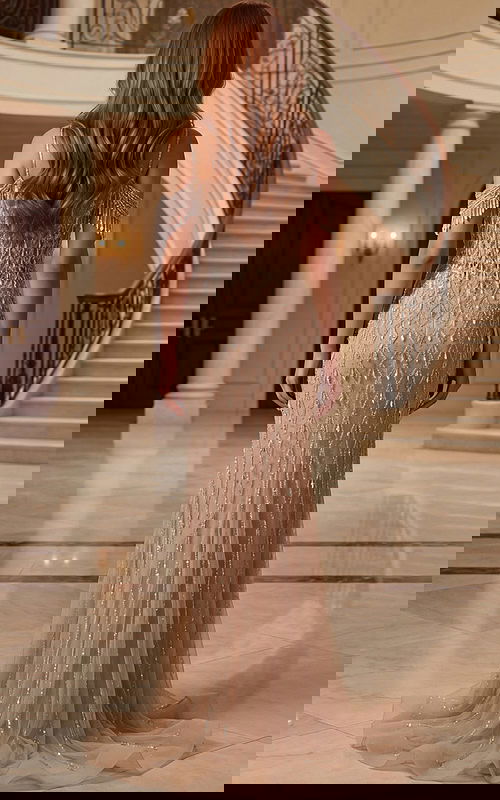 Fitted evening dress with beaded details and flowing skirt